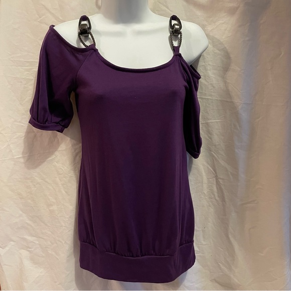 Purple cold shoulder top with metal straps - Picture 4 of 5